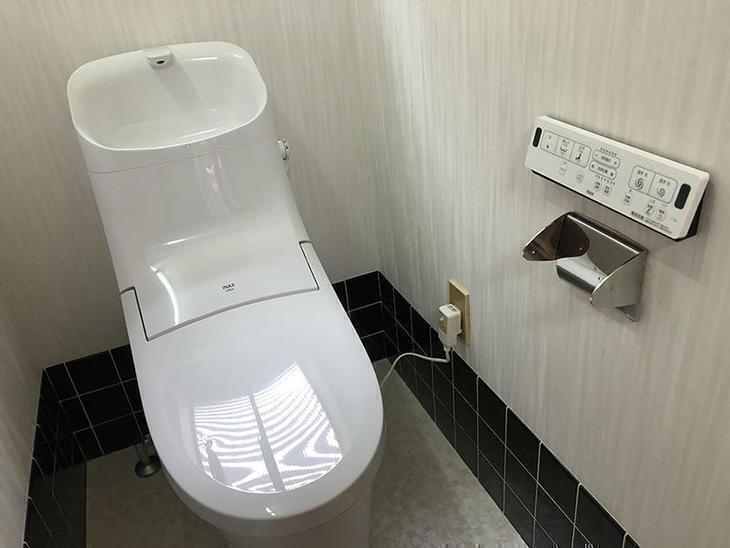 トイレ交換完了です！LIXILの匠工房オリジナルのトイレです！フチレス形状なので、掃除もラクラクです！担当：高見