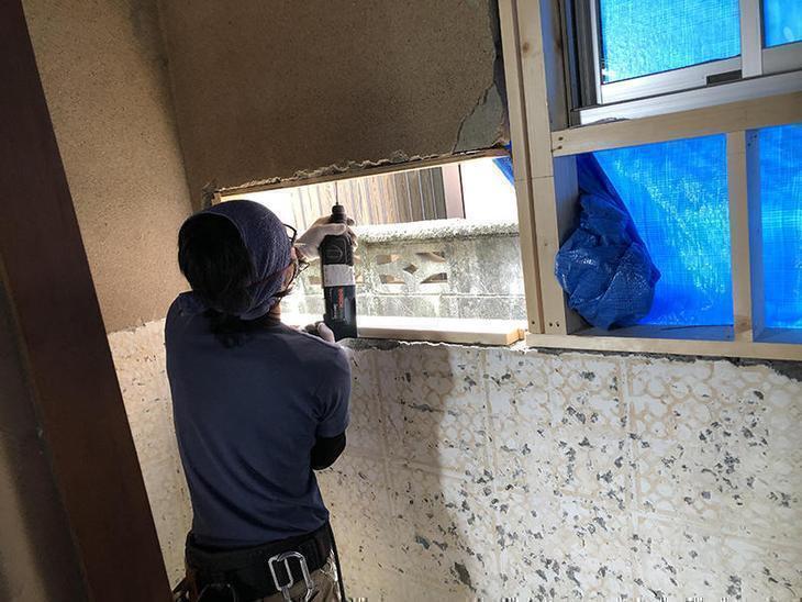 サッシ枠の下地を作ってもらっています。既存の壁がコンクリートなので、下穴をあけてからビスを打っていきます！担当：吉田・古屋・白井