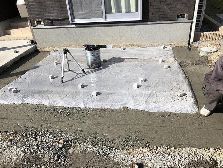 基礎工事中です。増築する部分を掘り起こした後の墨だし作業をしています。担当：高見・白井