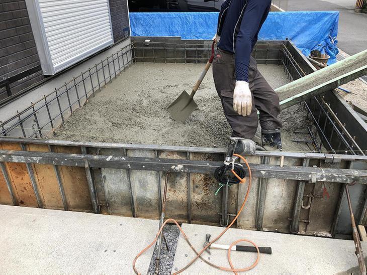 増築部の基礎にコンクリートを流し込んでいます。担当：高見・白井