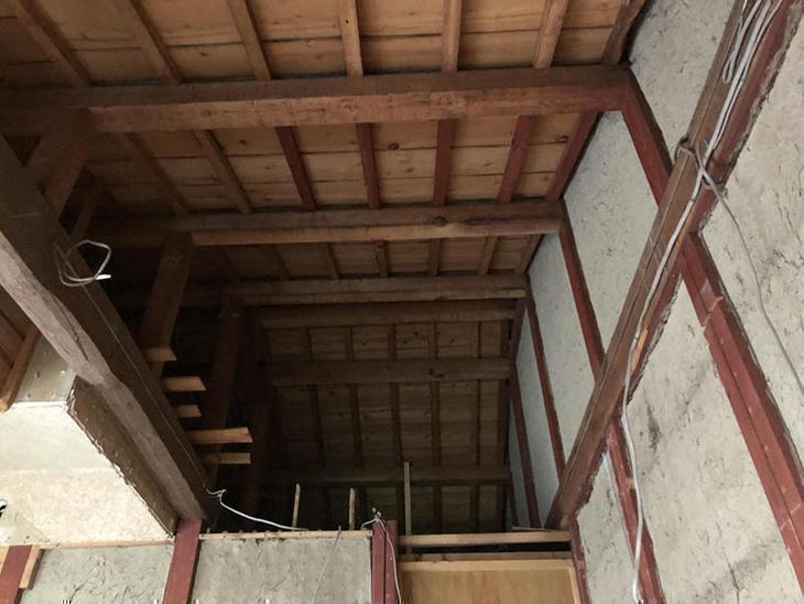 洋室の天井をめくりました。次は新しくクロスの天井を作ります。担当：古屋・高見・白井