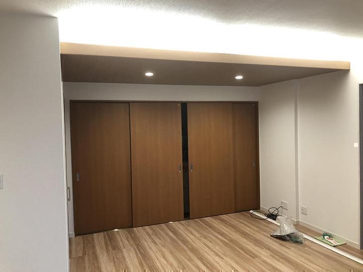 天井に木目調の板を張り、照明を仕込んでお洒落になりました！担当：山中和樹・岩城