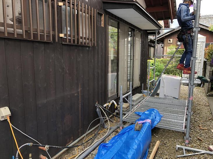 工事中に使用してもらう仮説のお風呂と脱衣場をバラしています！新しいお風呂が出来たので、続いて2期工事スタートです！担当：古屋・高見・白井
