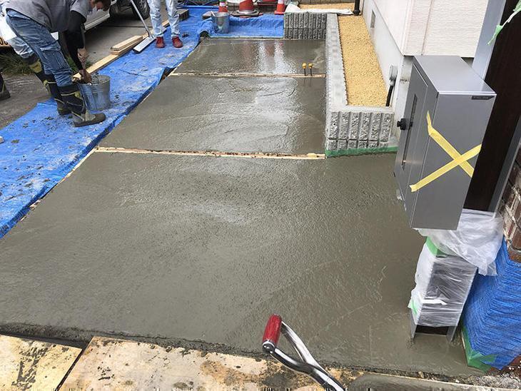 型枠を組んでコンクリートを流しました。表面に水が浮いてきたら小手でおさえて最後に刷毛引き仕上げにします！担当：高田