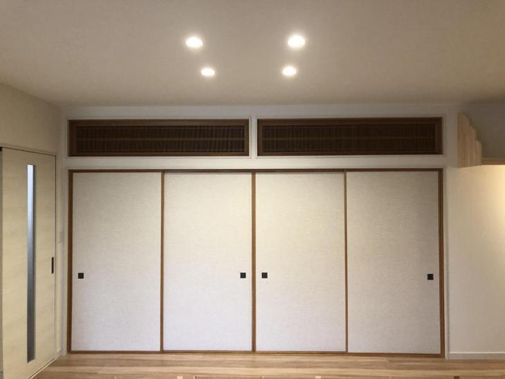 襖を貼り替えて、本日設置しました。和洋折衷で素敵なお部屋になりました。担当：山中和樹・岩城