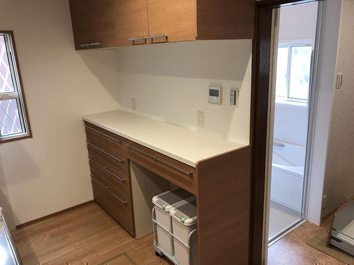 カップボードの取付が完了しました！今回は、カウンタータイプにして下台にダストワゴンを設置しました！担当：高田・馬渕