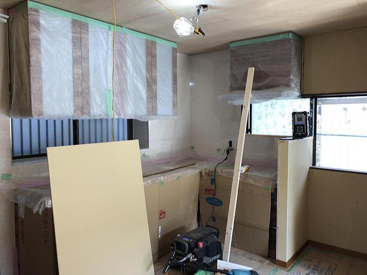 新しいキッチンを組み立てました！まだ室内の工事が続きますので、天板や扉は養生してあります！担当：中島凌太