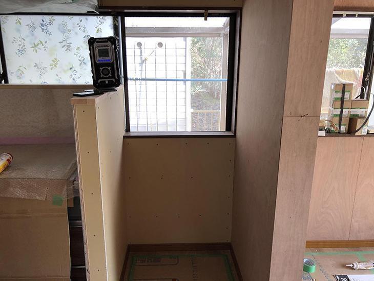 壁を立ち上げました。こちらは火のまわりになります。冷蔵庫と窓側に壁を立ち上げることで、油跳ねを防ぎます。担当：中島凌太