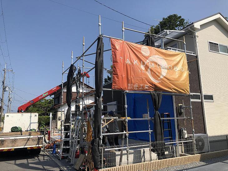 足場の組立完了です！これから増築の棟上げ開始です！担当：高見・白井