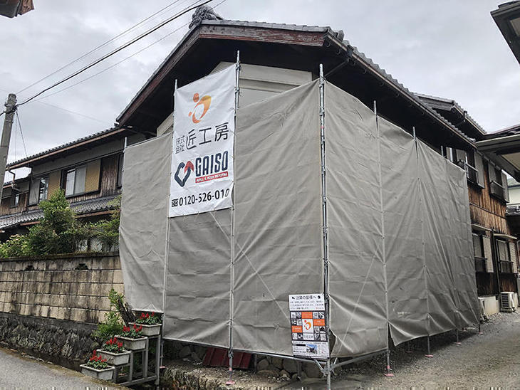 足場の組み立てが完了しました。大工さんに入ってもらって下地を打ち込んでいきます。担当：早川・吉田