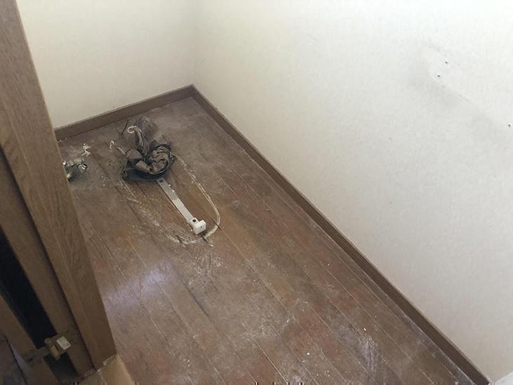 トイレを外しました。この後にクッションフロア、クロスを貼ってリクシルのトイレをつけます！担当：山中和樹・山﨑