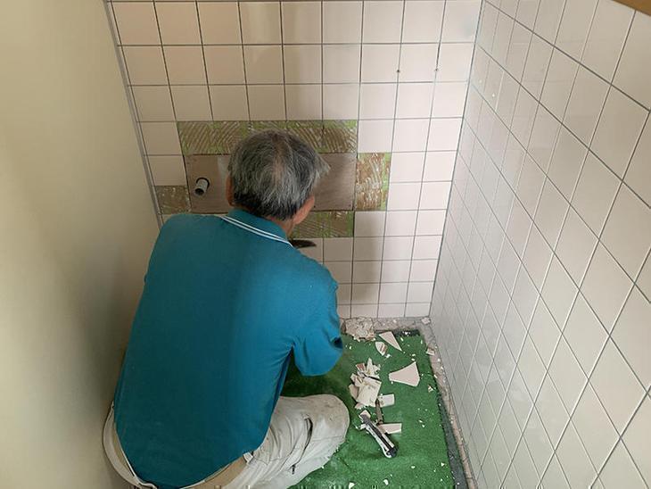 トイレの壁のタイルを貼り替えていきます。担当：亀田