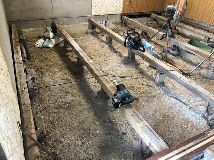 LDKの解体中です！フローリングがめくれました！大引きも傷んでいたので、新しくやりかえます！担当：古屋・高見・島田