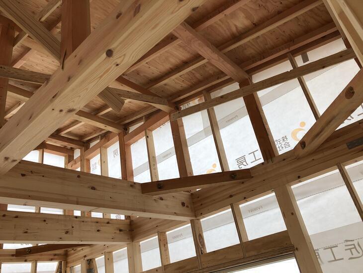 小屋組の金物やボルトのチェックをしています。担当：森井