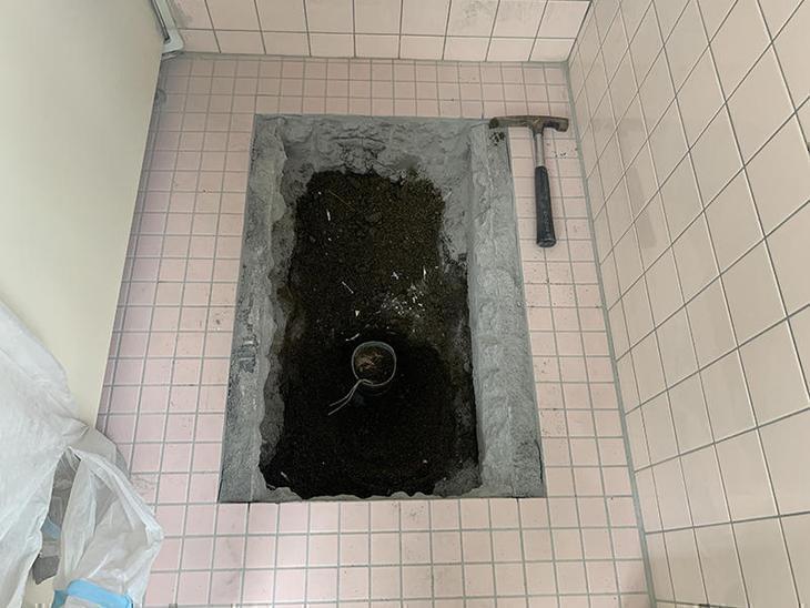 和式のトイレ撤去が終わりました。今から排水管を仕込みます。担当：亀田