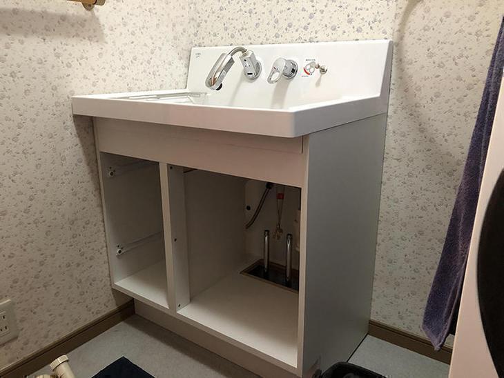 新しい洗面台を取り付けています。前と同じサイズの商品なので、ぴったり入りました！担当：高見・早川