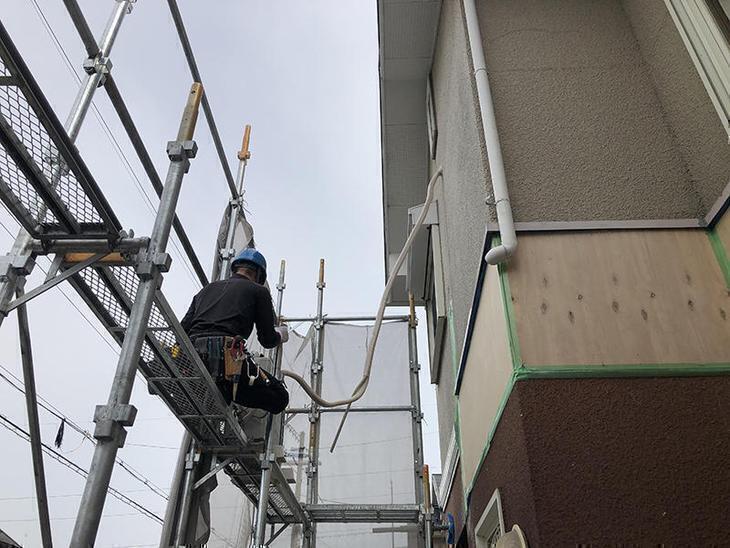 バルコニーを撤去したのでエアコンの室外機を移設してます！担当：山中和樹・馬渕