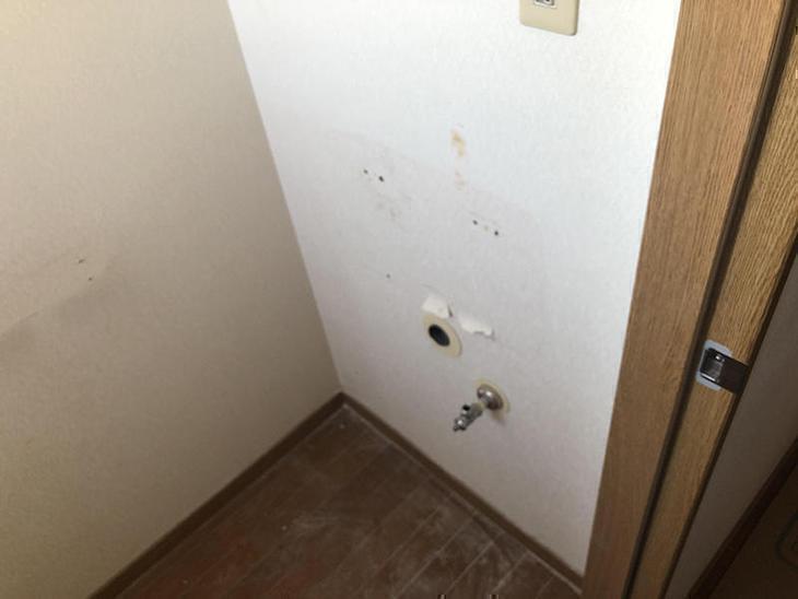 洗面台を撤去しました。この後にクロス・クッションフロアを貼ってからTOTOの洗面台を設置します。担当：山中和樹・山﨑