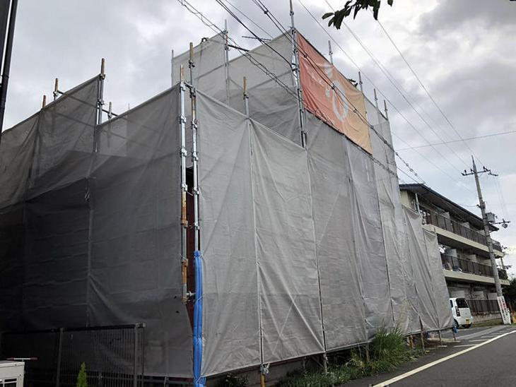 草津市にて、外壁塗装工事をさせていただきます。本日は、足場工程となります！担当：上田航平