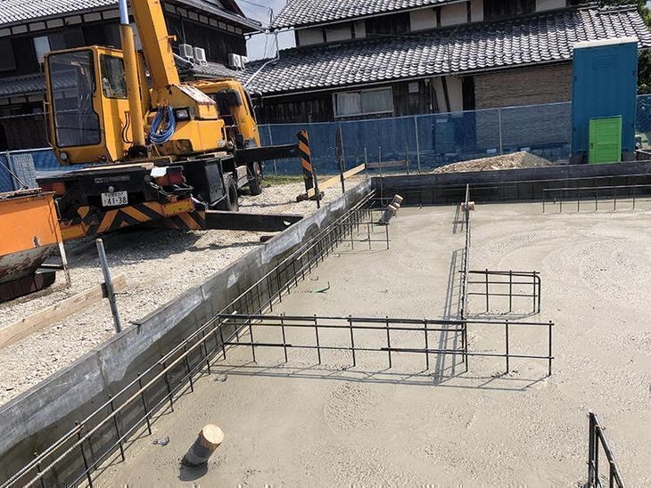 レッカーを使用してベースコンクリートを流し込んでます。担当：森井