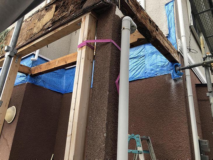 ベランダを解体してます！！水が柱に入って腐ってます。サイディングの中は普段は見えないので早期発見が大切ですね！担当：山中和樹・馬渕