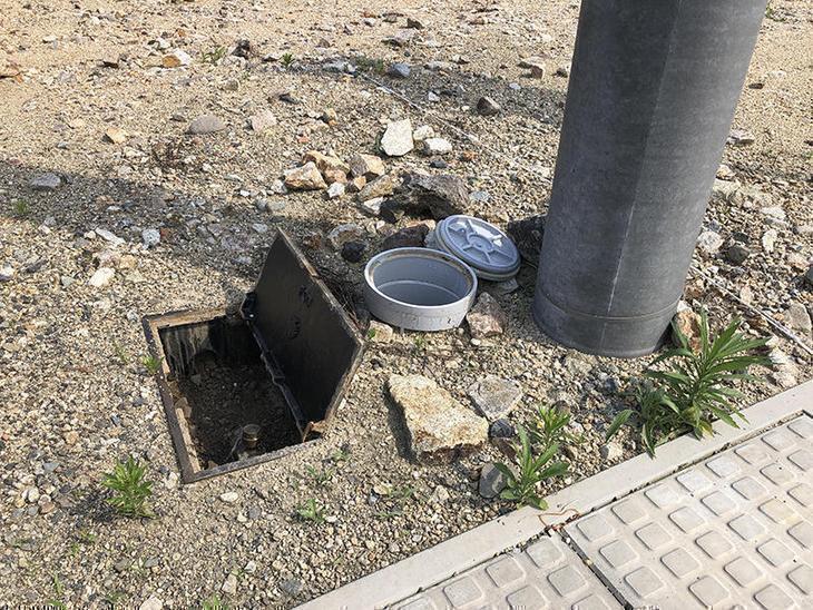 新しい現場の調査です。水道メーターや下水マス深さ、土地の高低差などを調べます。担当：森井