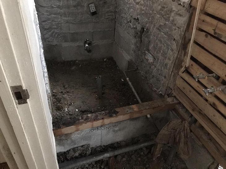 浴室の解体工事が完了しました。明日は給水・給湯・排水管の仕込み作業です。担当：山尾・高田