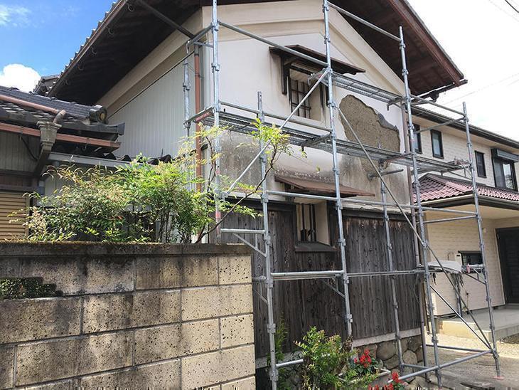 蔵の漆喰捲れを直します。まずは足場から。担当：吉田・早川