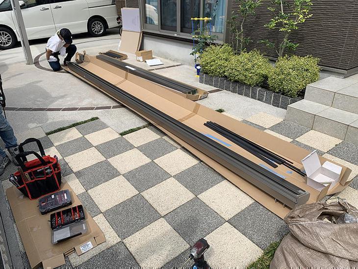 今からテラス屋根を設置していきます。担当：亀田