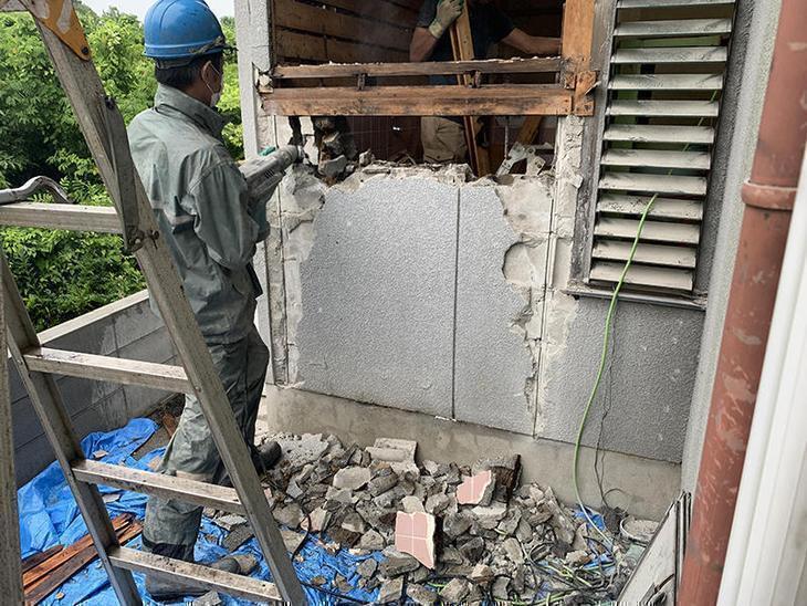 増築部分の解体工事が始まりました。あいにくの雨ですが、がんばってもらいます。担当：亀田