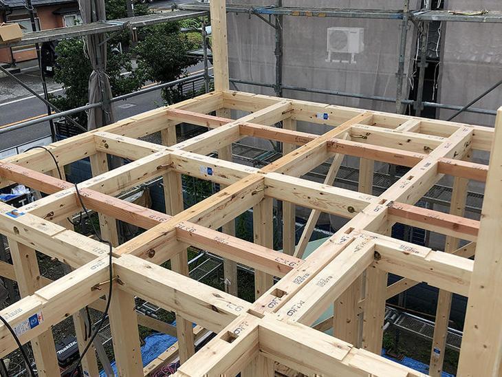 棟上げ風景になります。レッカーと家が大きいので大工10名ほどで作業に当たりました。担当：森井