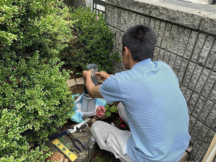 玄関ポーチの照明を交換していきます。担当：亀田