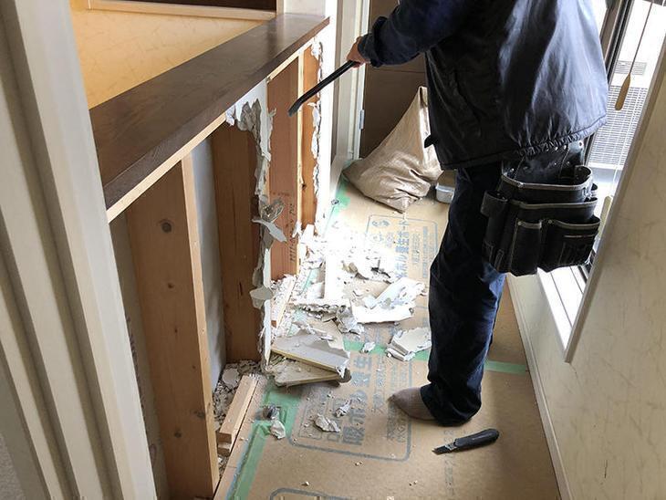 吹抜けの腰壁を解体しています。担当：中島凌太