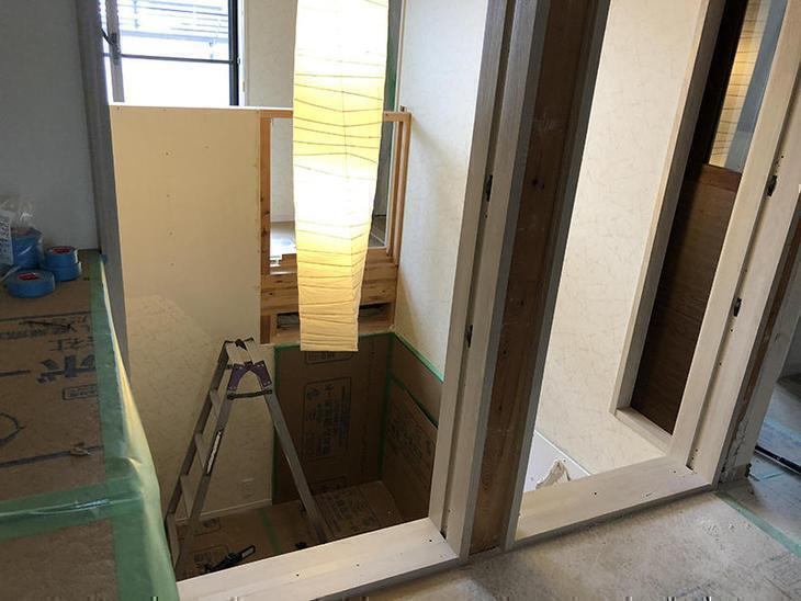 こちらの柱も取り外します。枠もきれいに取り外します。担当：中島凌太