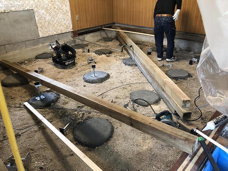 今日から大工工事着工です！まずは、鋼製束を立てて、大引きを組みます！担当：古屋・高見