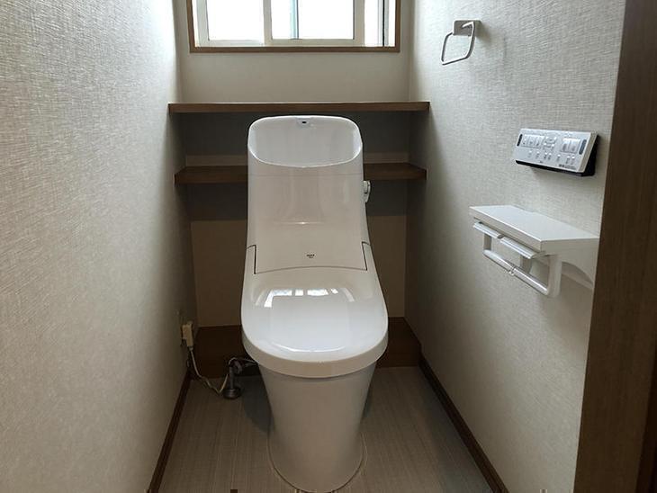 クロスの貼り替え、新しいトイレの取付が終わりました！試運転、操作説明をして工事完了です！担当：高見