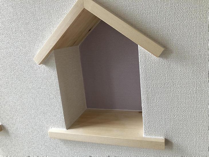 お家の形をしたニッチを作りました！背面はアクセントでクロスを変えています！担当：高見・白井