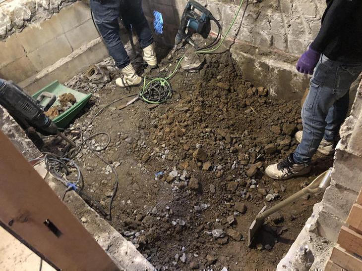 お風呂の解体中です。浴槽や壁のタイルを解体した後、最後に土を撤去していきます！担当：高見