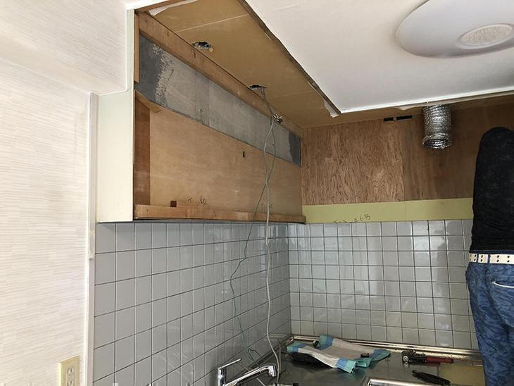 キッチンの解体作業開始です。壁のタイルもめくっていきます。担当：高見