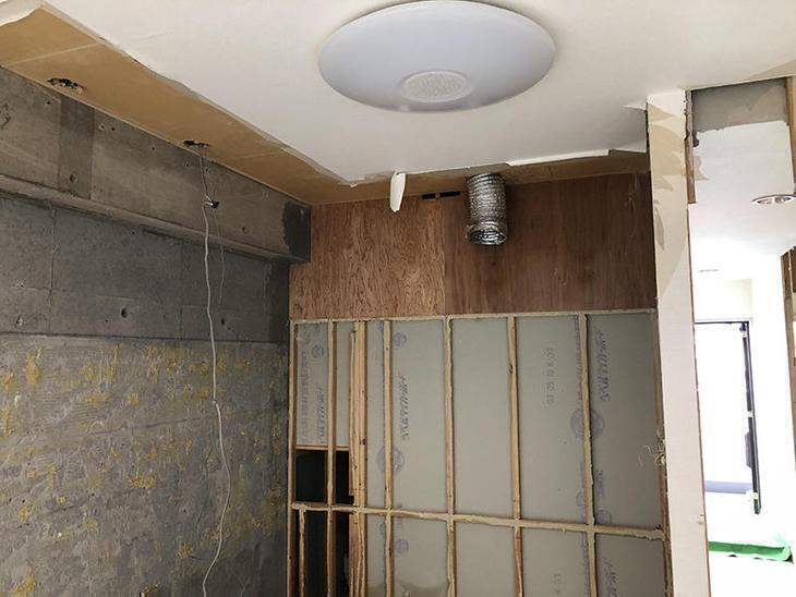 マンションのキッチンを解体しました！次は配線・配管の仕込み作業です！担当：高見
