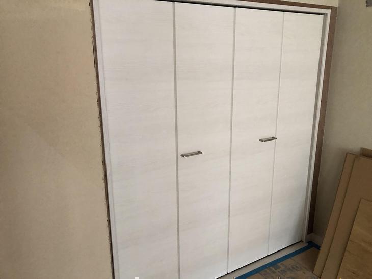 建具を新調しました。枠ごと新しくして、次はクロスを貼り替えます！担当：高見