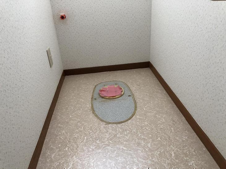 トイレを外しました！クッションフロアを貼り替えて、新しいトイレをつけます！担当：高見