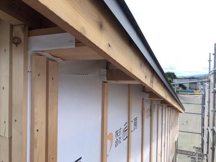 防水シートと通気用の胴縁桟をいれています。担当：森井
