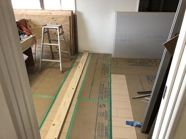 大きなお部屋を2つに分けるために、間仕切り壁を立ち上げます。担当：中島凌太