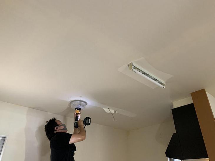 キッチンの照明をダウンライトに変えるため、ダウンライト用の開口を開けています。担当：渡邊