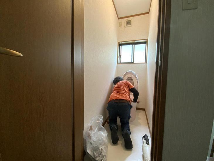 トイレを設置して、水漏れがないか確認してます！担当：山中和樹・馬渕