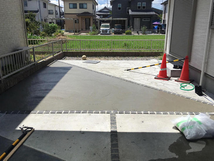外構工事中。土間打ち・ローラーストーンの下地工程まで完了しております！担当：上田航平