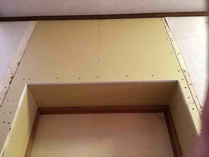 外壁の雨漏れがあった箇所の修繕をしてから、壁の貼り替えをしました。担当：高見