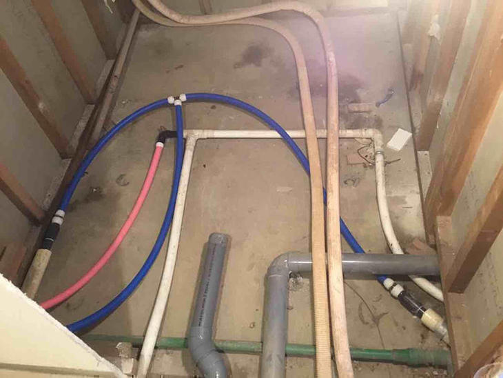 マンションのお風呂を交換しています。本日は、設備工事です！担当：上田航平
