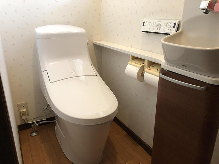 リクシルの新しいトイレに交換しました！朝から工事を始めても、11時までには終わります！担当：中村太亮